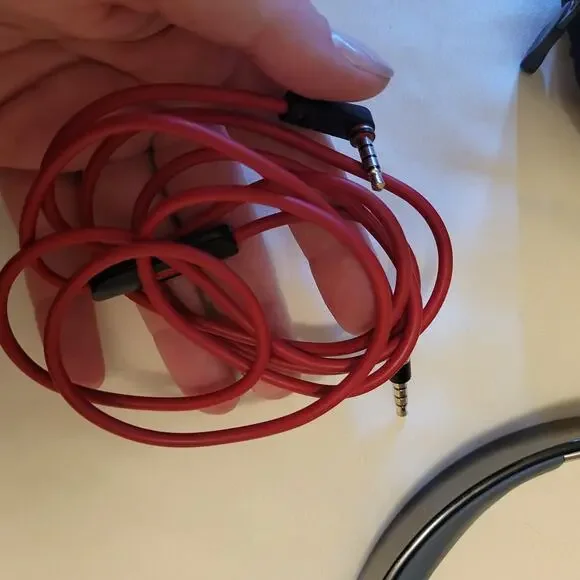 Beats by Dr. Dre Solo HD On-Ear Headphones with Case and Cable - Picture 6 of 6